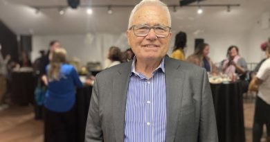 Raymond Théberge debout dans une salle remplie de gens, le 2 octobre 2024, à Iqaluit.