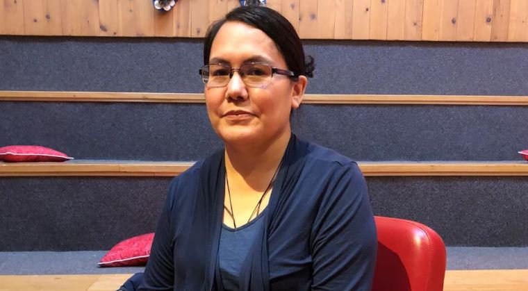 Sheena Snow est assise dans un fauteuil en cuir, les mains croisées sur les jambes, en octobre 2024, à Yellowknife.