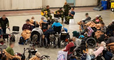 Groupe de gens âgés en fauteuil roulant dans un hangar, en août 2023, à Yellowknife.