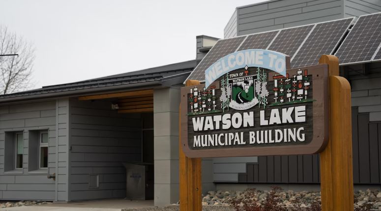 La façade de l'hôtel de ville de Watson Lake, le 10 octobre 2024.