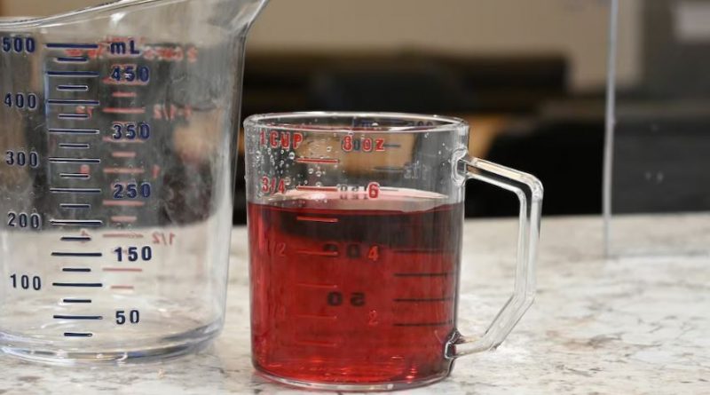 Une tasse à mesurer avec de l'alcool.
