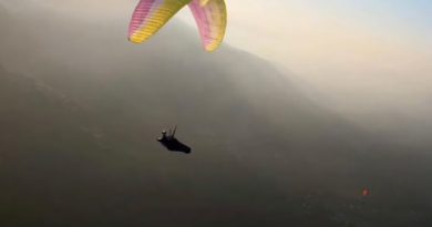 Un parapentiste dans les airs.