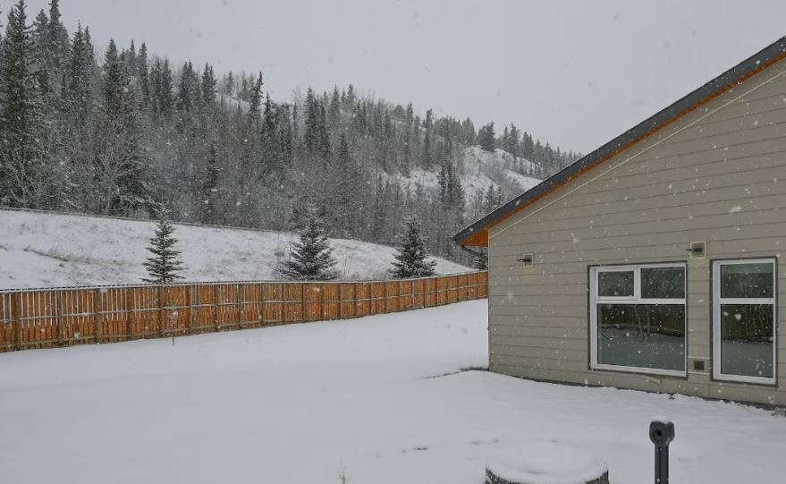 Une maison de l'extérieur, l'hiver.