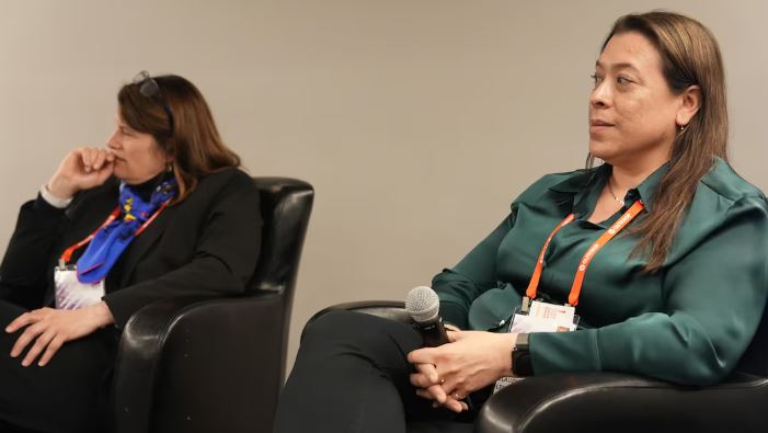 Une personne assise dans un fauteuil et tenant un micro, le 26 novembre 2024, à Yellowknife.