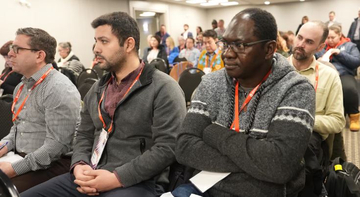 Personnes assises dans une salle de conférence, le 26 novembre 2024, à Yellowknife.