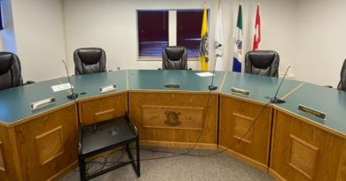 Une salle de conseil municipal vide.