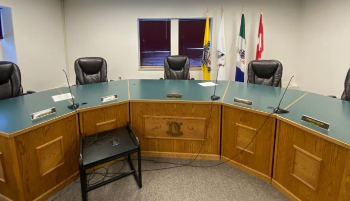 Une salle de conseil municipal vide.