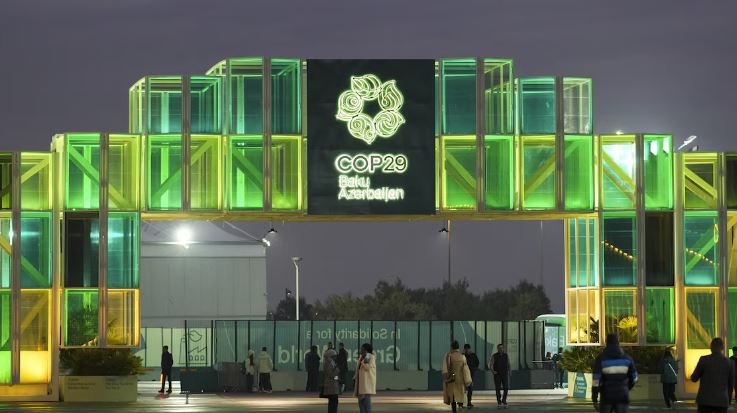 Une arche illuminée accueille les participants de la COP29.