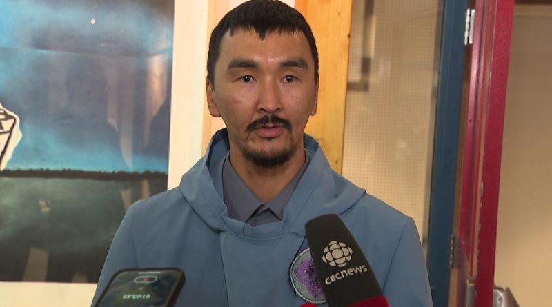 Un homme donne une entrevue dans une mêlée de presse à l'Assemblée législative du Nunavut, le 6 novembre 2024.
