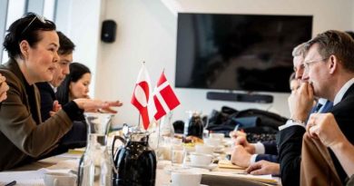 Discussion entre la ministre groenlandais de la défense, Vivian Motzfeldt, et le ministre danois de la défense, Troels Lund Poulsen, autour d'une table.