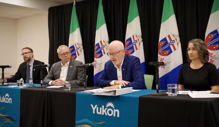 De gauche à droite, le directeur du département de l'Énergie au ministère de l'Énergie et des Mines, Shane Andre, le ministre de L'Énergie et des Mines, John Streicker, le ministre de l'Environnement, Nils Clarke, et la directrice du secrétariat aux changements climatiques, Rebecca Turpin.