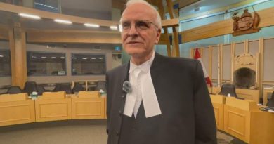 John Quirke portant une toge de greffier, le 7 novembre 2024, à Iqaluit.