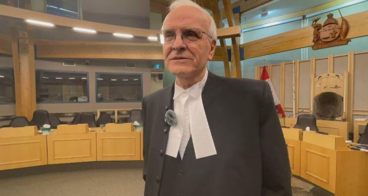 John Quirke portant une toge de greffier, le 7 novembre 2024, à Iqaluit.