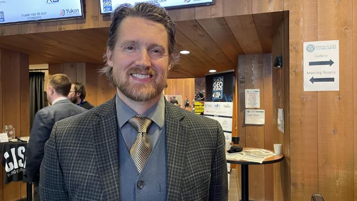Jonas Smith lors du forum geoscience à Whitehorse, le 19 novembre 2024.