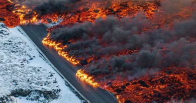De la lave coule sur la route