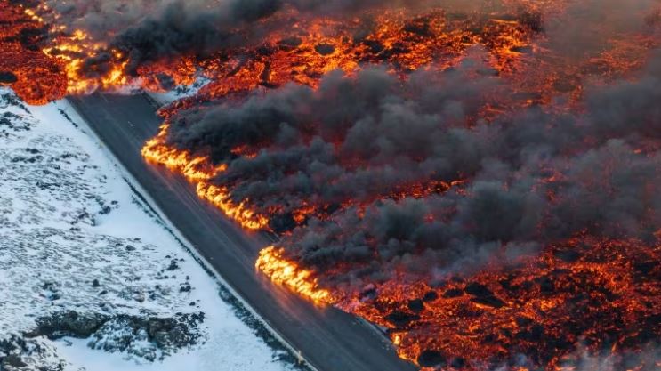 De la lave coule sur la route