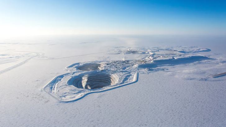 Un énorme trou dans la neige vue d'en haut est en fait la mine à ciel ouvert Diavik.