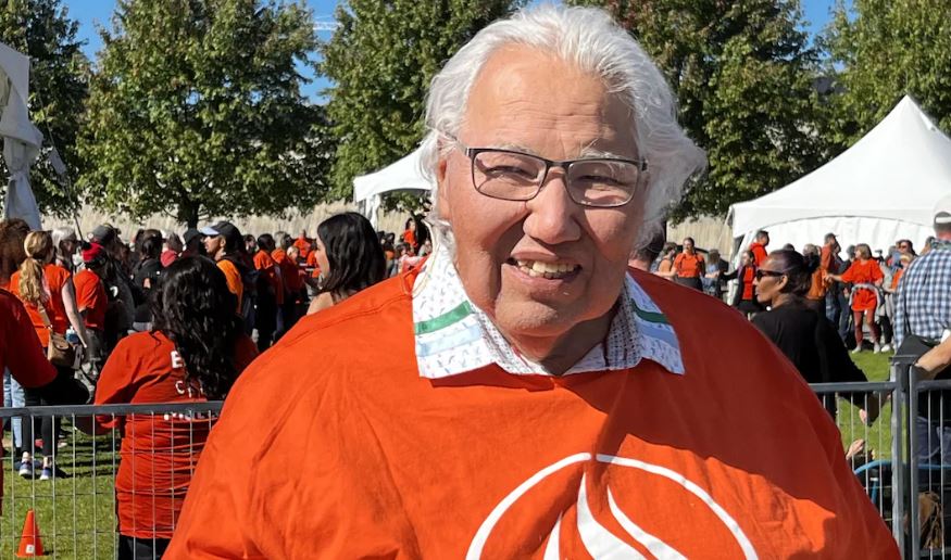 Murray Sinclair vêtu d'un chandail orange.