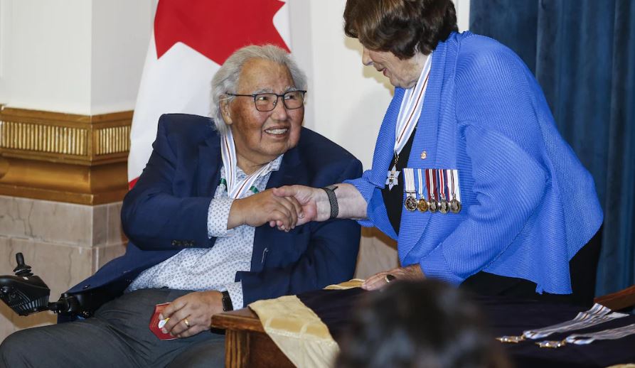Anita Neville serre la main de Murray Sinclair.