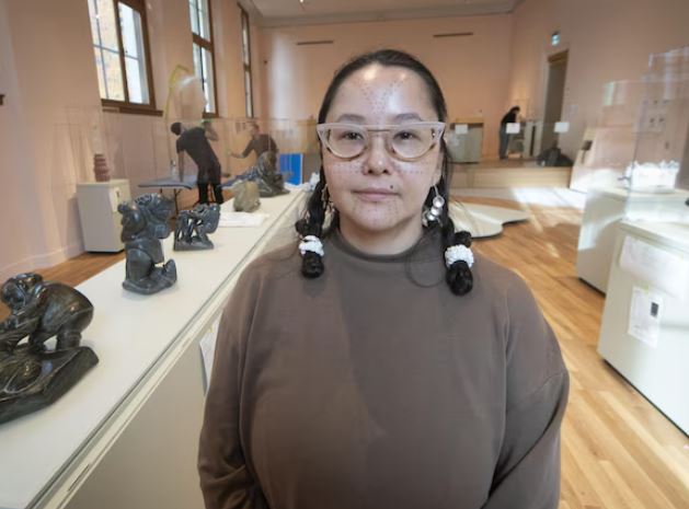 Une femme dans un musée.