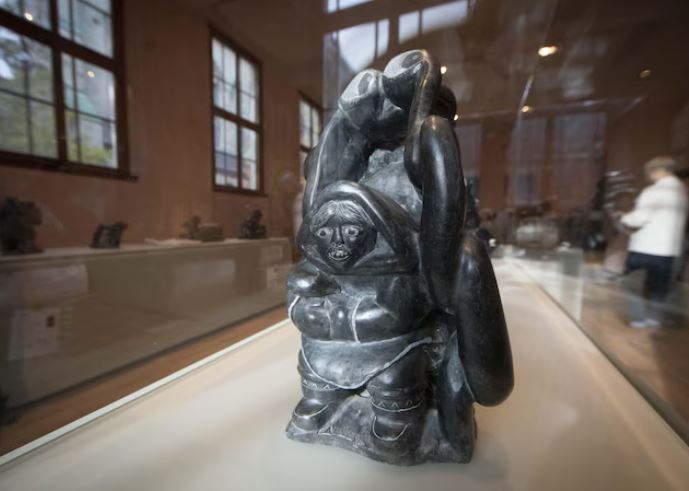 Une œuvre exposée dans un musée.