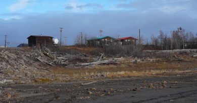 Une maisons près de la rive asséchée d'un fleuve, le 15 octobre 2024, à Norman Wells.