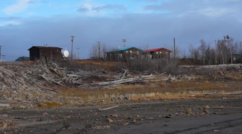 Une maisons près de la rive asséchée d'un fleuve, le 15 octobre 2024, à Norman Wells.