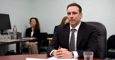 Normand Lanthier dans un bureau de Whitehorse, le 26 novembre 2024.