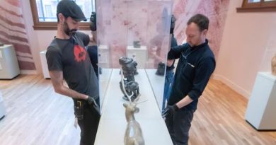 Des personnes procèdent au montage de l’exposition dans un musée.