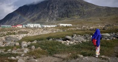 Une enfant marche dans un sentier, à Pangnirtung, au Nunavut, en août 2023.