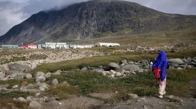 Une enfant marche dans un sentier, à Pangnirtung, au Nunavut, en août 2023.