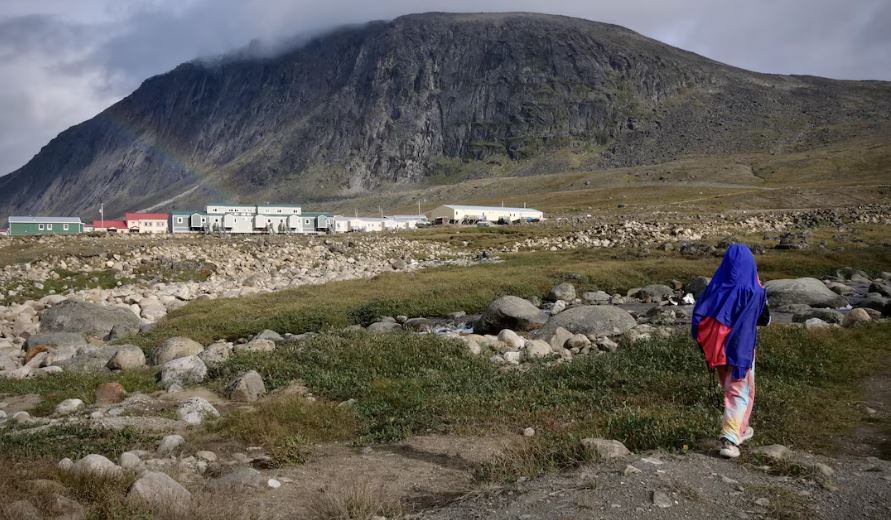 Une enfant marche dans un sentier, à Pangnirtung, au Nunavut, en août 2023.
