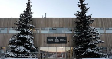 La façade du bâtiment de la GRC à Whitehorse.
