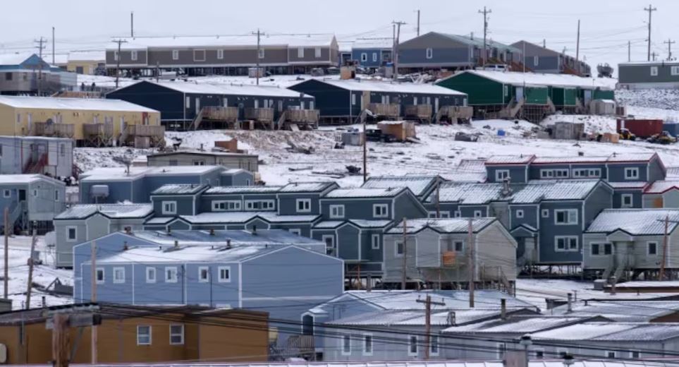 Vue d'ensemble d'un village enneigé, au Nunavut, en octobre 2022.