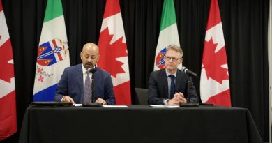 Ranj Pillai et Brendan Hanley lors d'une conférence de presse le 21 novembre 2024.