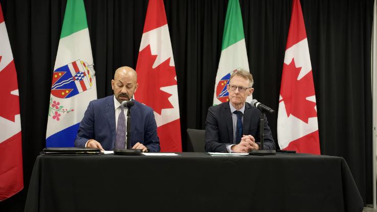 Ranj Pillai et Brendan Hanley lors d'une conférence de presse le 21 novembre 2024.