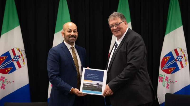 Ranj Pillai et Ken Coates posent pour la photo avec un rapport entre leurs mains le 19 novembre 2024.