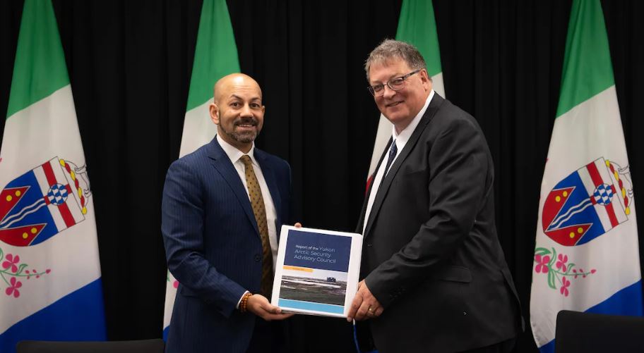 Ranj Pillai et Ken Coates posent pour la photo avec un rapport entre leurs mains le 19 novembre 2024.