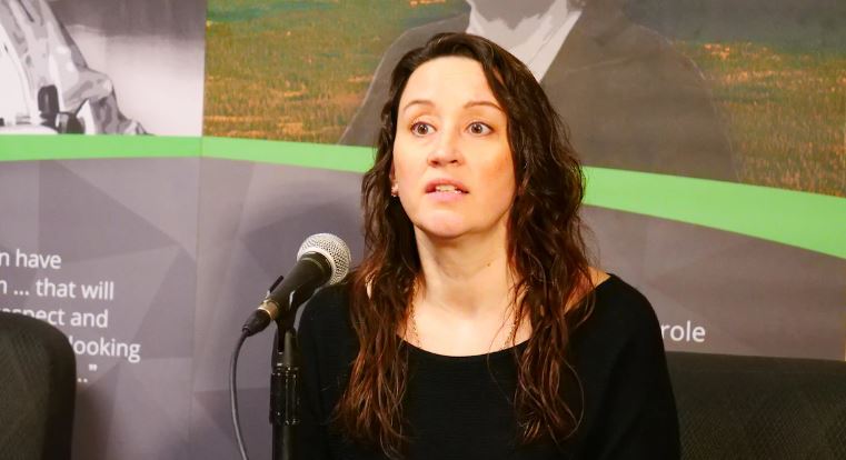 Shadelle Chambers parle dans un micro.