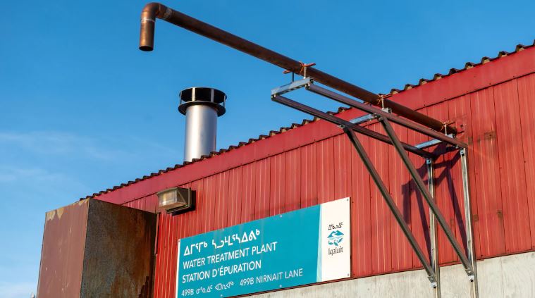 La façade extérieure de la station d'épuration d'Iqaluit.