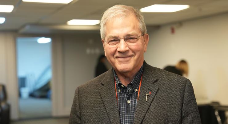 Tom Hoefer est debout et regarde la caméra, le 26 novembre 2024, à Yellowknife.