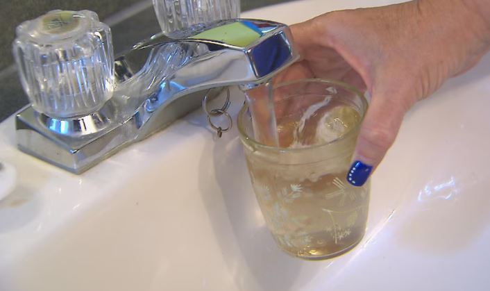 Un verre d'eau sous un robinet