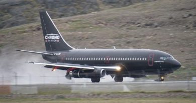 Un avion sur une piste de décollage en été, à Iqaluit.