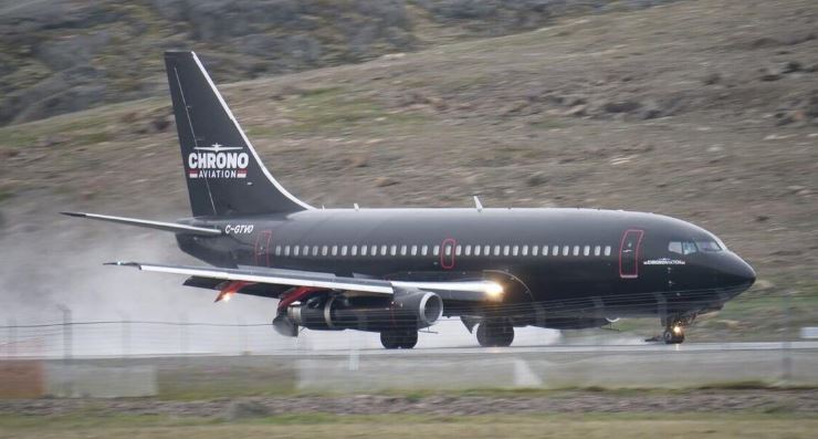 Un avion sur une piste de décollage en été, à Iqaluit.