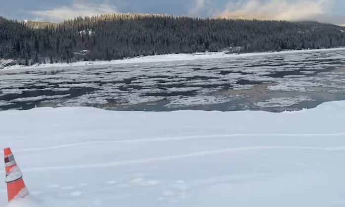 De la glace flotte le long du fleuve entre Dawson et West Dawson.