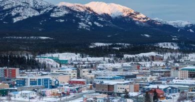 Vue d'ensemble du centre-ville de Whitehorse prise le 11 février 2023.