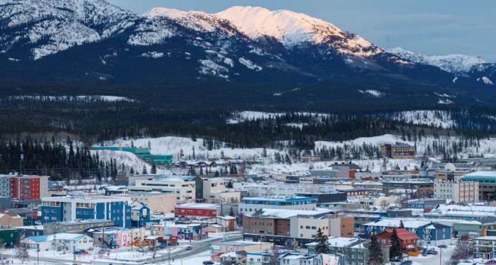 Vue d'ensemble du centre-ville de Whitehorse prise le 11 février 2023.