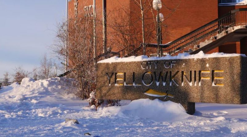 Le devant de l’hôtel de ville de Yellowknife.