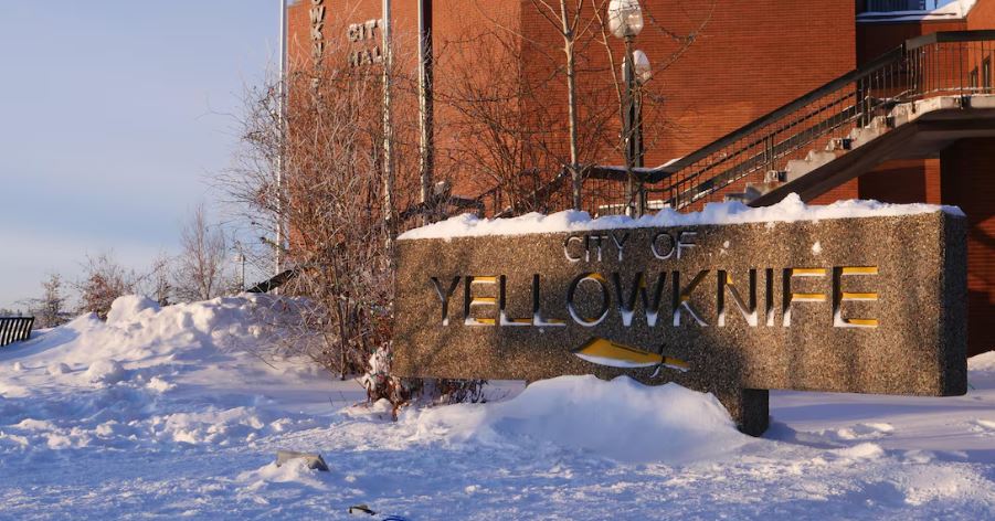 Le devant de l’hôtel de ville de Yellowknife.