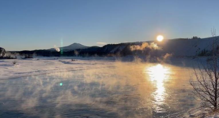 Le fleuve Yukon en hiver près du centre-ville de Whitehorse le 10 janvier 2024.